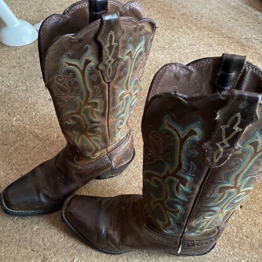 Justin’s boots 7.5B used got some scratches from ware from wearing them.
